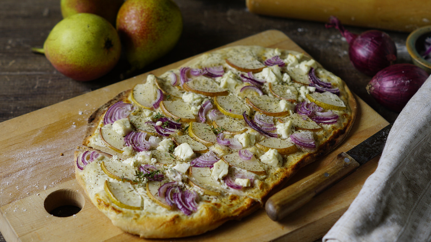 Rezeptbild für Flammkuchen mit  Birnen, Zwiebeln &  Brie
